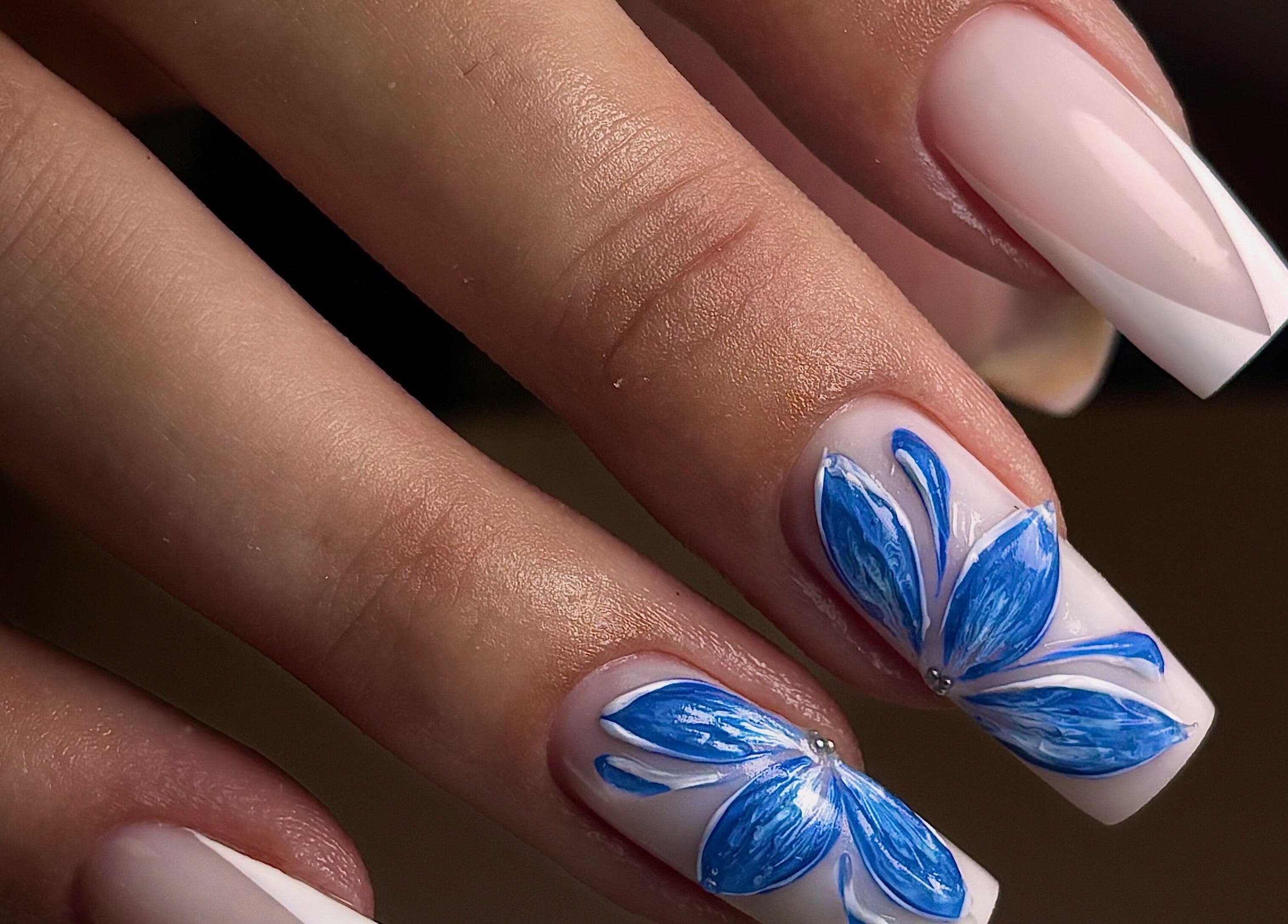 Красив цветен маникюр в Green Magic, София, Област София, BG.