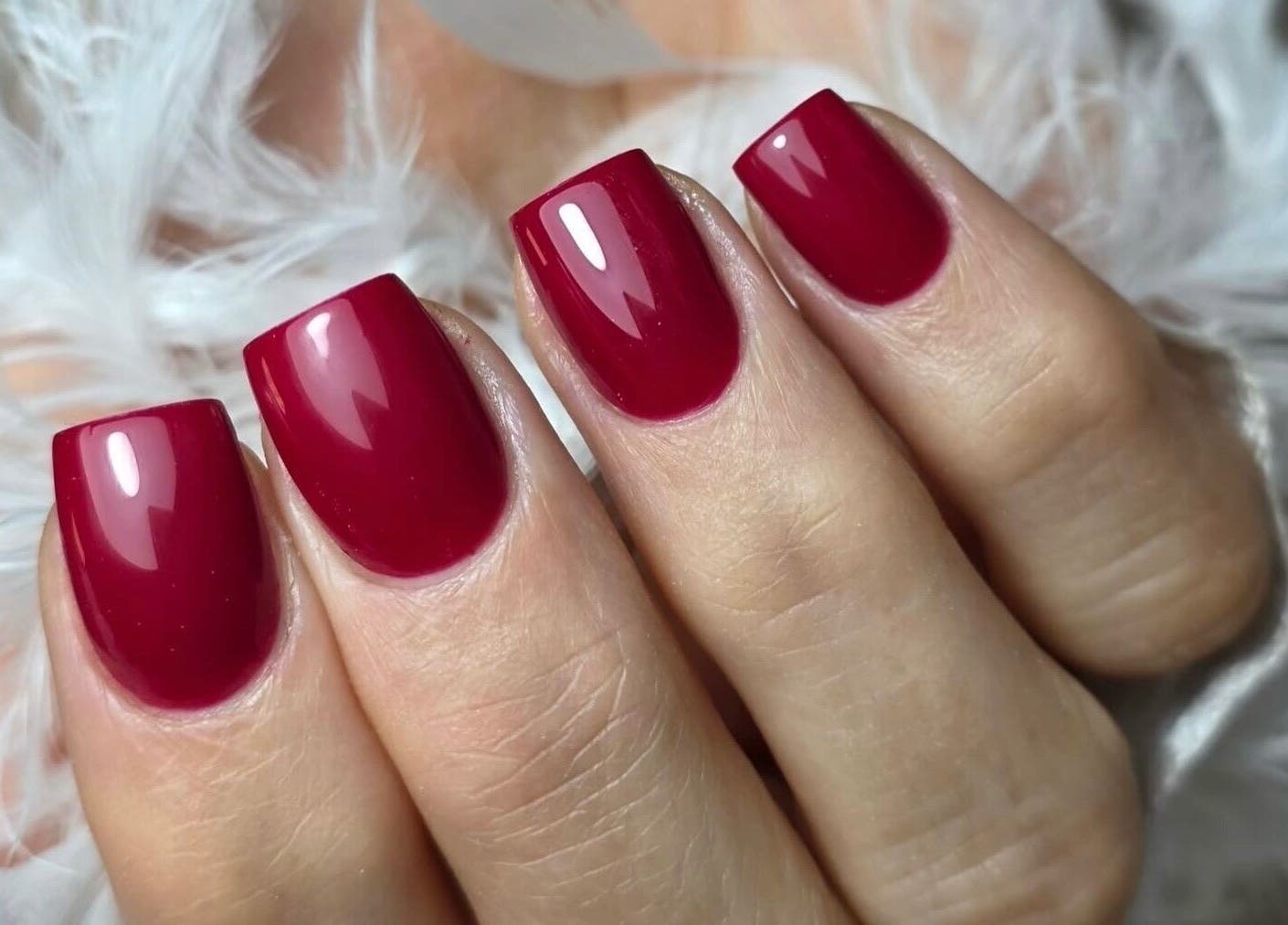 Дълбоки червени нокти, направени в Green Magic, София, Област София, BG.