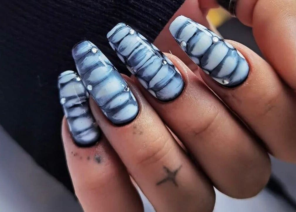 Син и черен маникюр със сребърни елементи в Green Magic, София, Област София, BG.