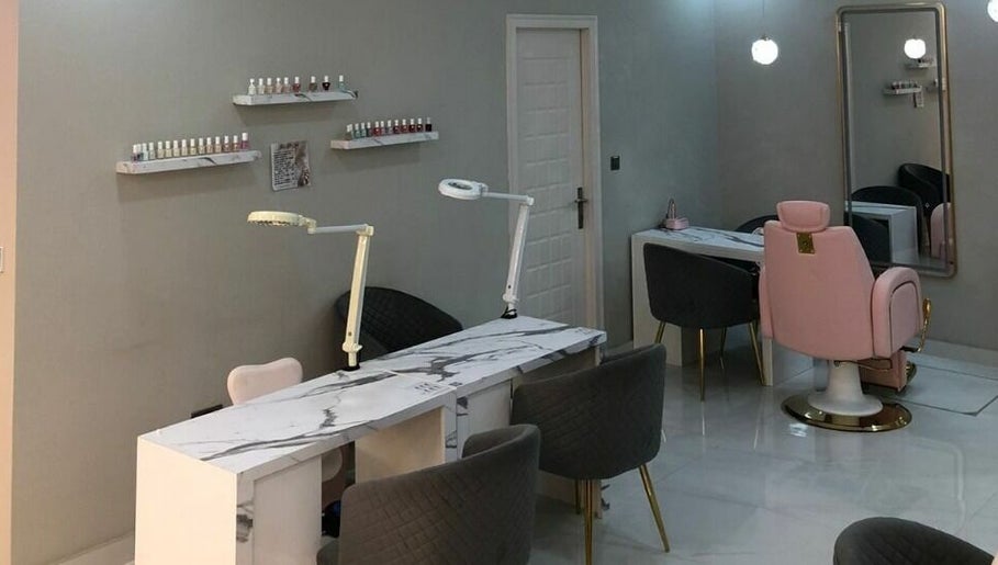 VY BEAUTY SALOON image 1