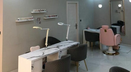 VY BEAUTY SALOON