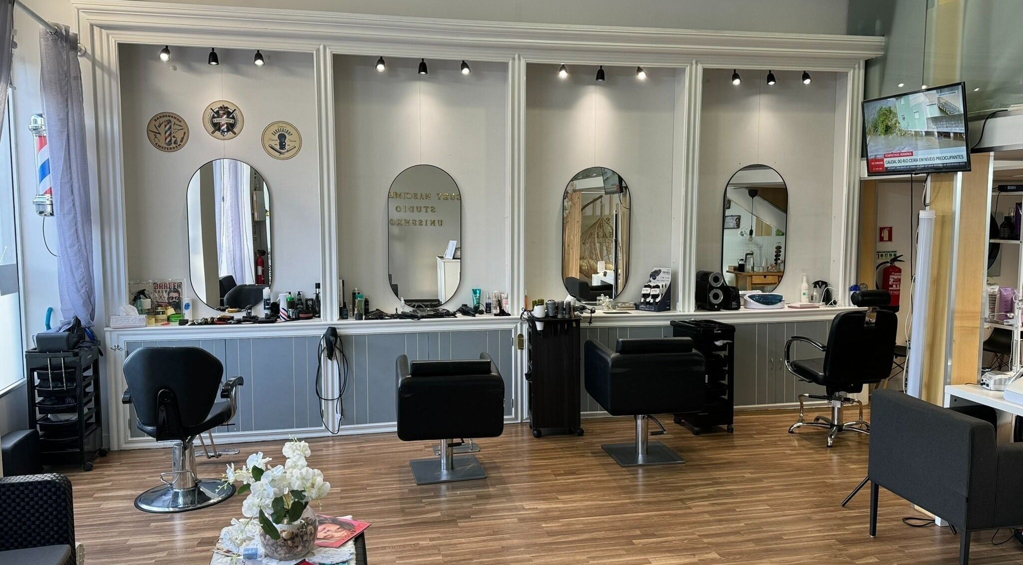 Interior do salão Suzy Nascimento em Águeda, Aveiro, PT, com cadeiras e espelhos elegantes.