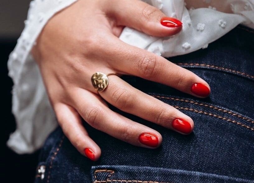Ongles rouges élégants chez Chloé Buire Salon de Beauté & Académie, Saint Philipe, Québec, CA.