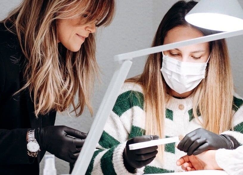 Services de manucure à Chloé Buire Salon de Beauté & Académie, Saint Philipe, Québec, CA.