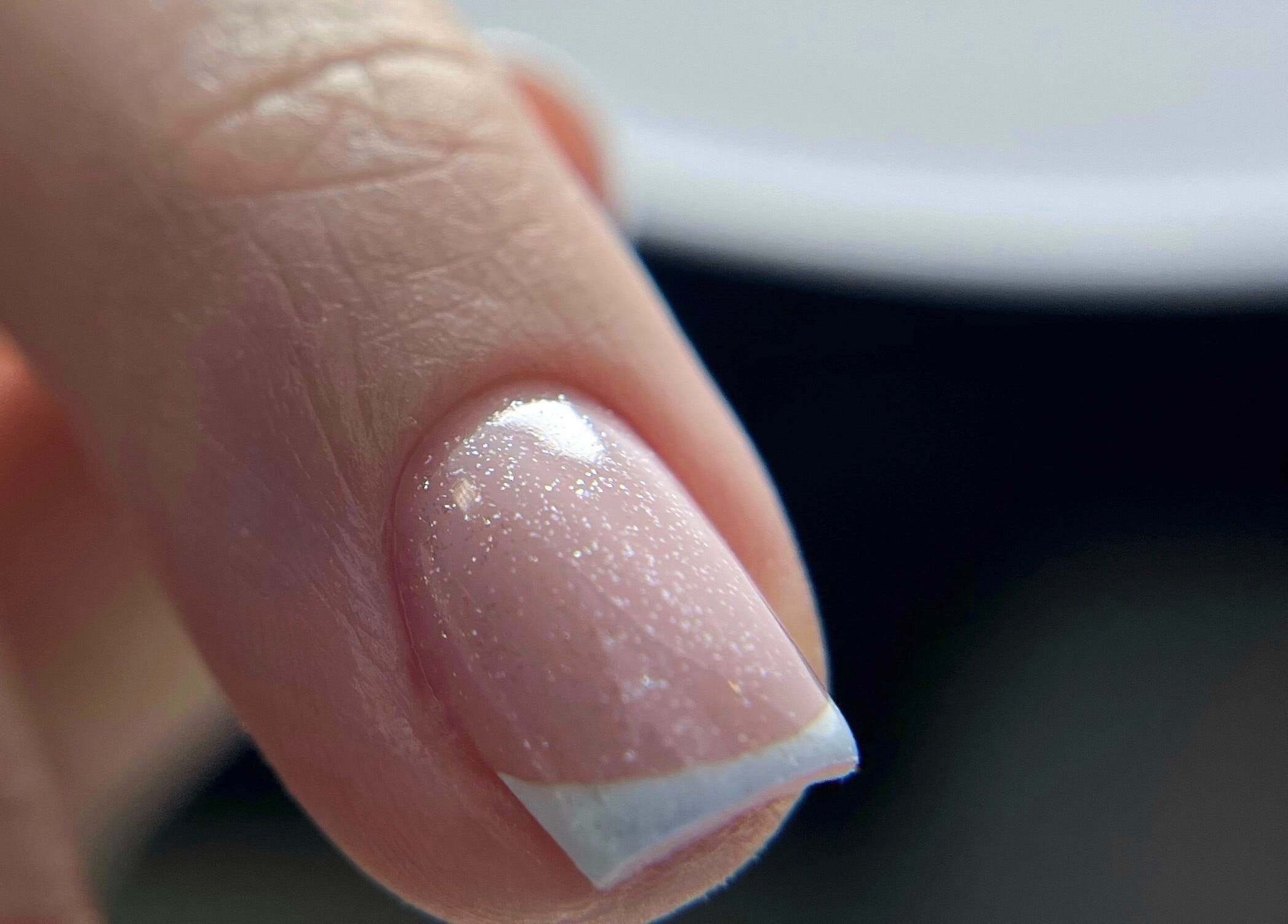 Ongle étincelant chez Chloé Buire Salon de Beauté & Académie, Saint Philipe, Québec, CA.