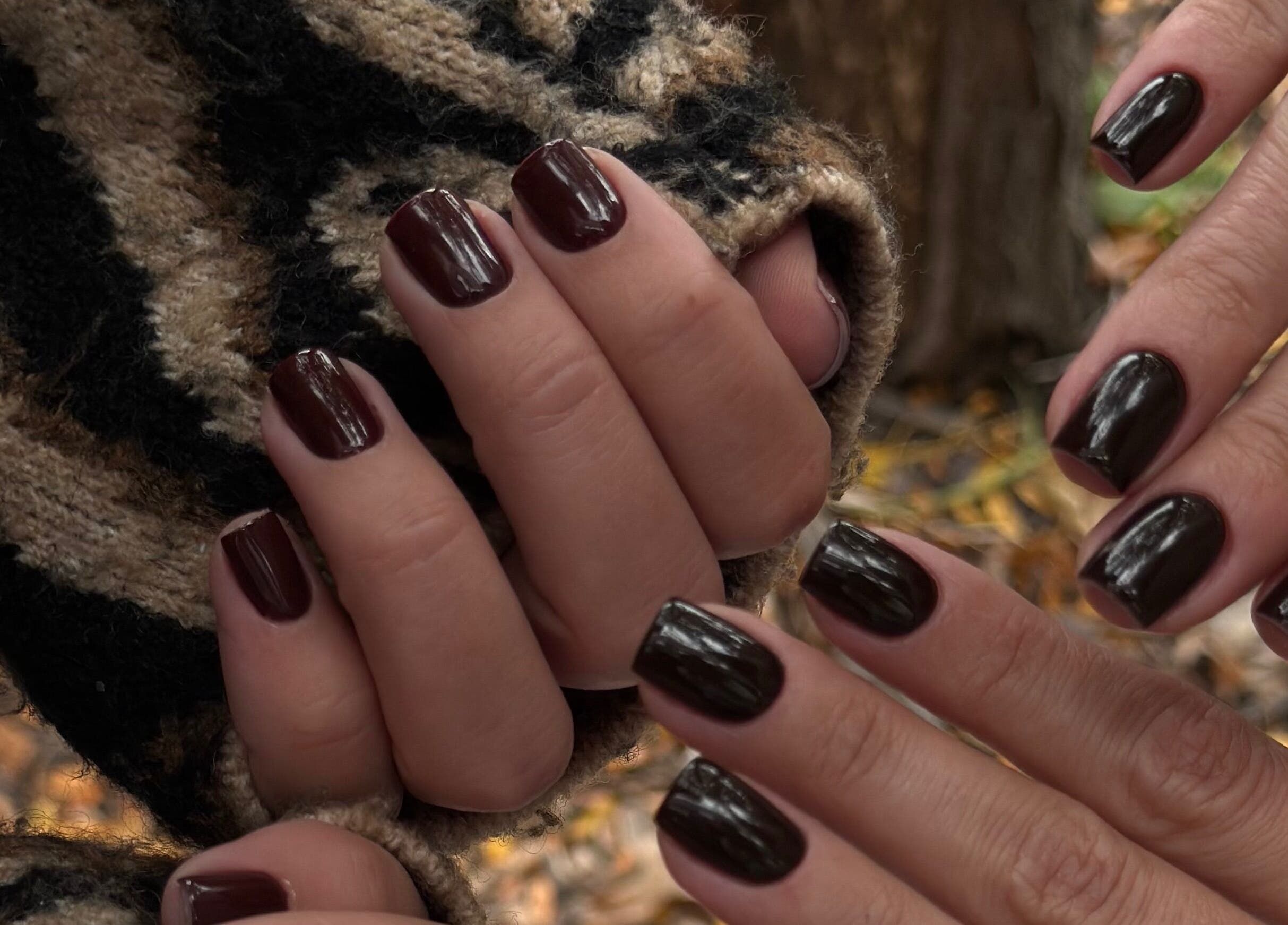 Main avec vernis sombre à Chloé Buire Salon de Beauté & Académie, Saint Philipe, Québec, CA.