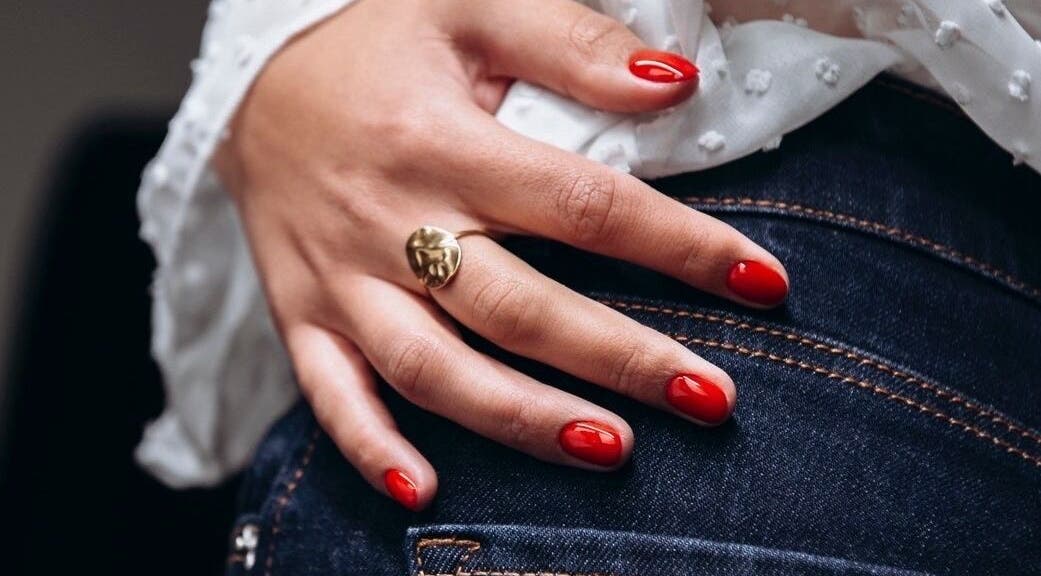 Main avec ongles rouge chic à Chloé Buire Salon de Beauté & Académie, Saint Philipe, Québec, CA.