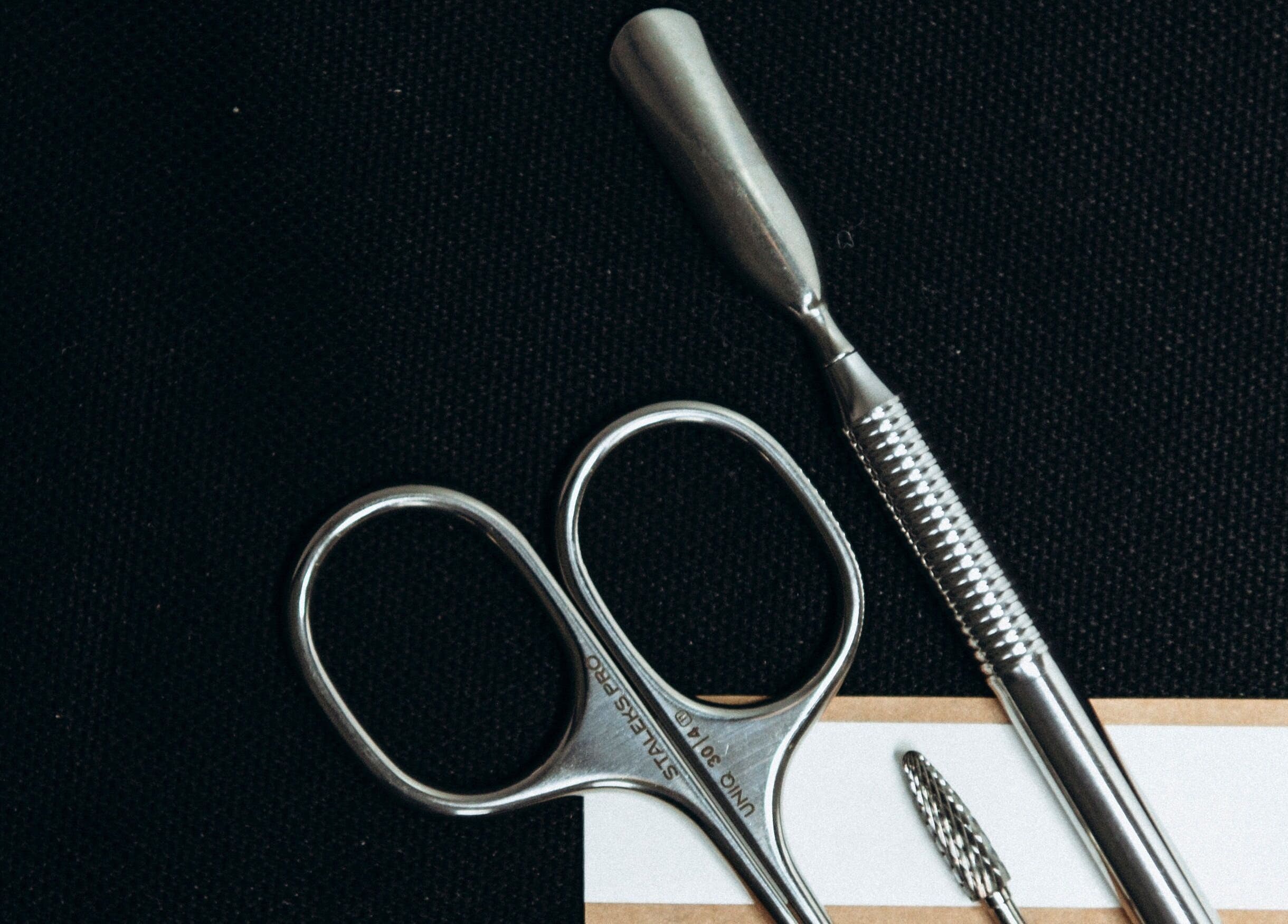 Outils de manucure professionnels chez Chloé Buire Salon de Beauté & Académie, Saint Philipe, Québec, CA.