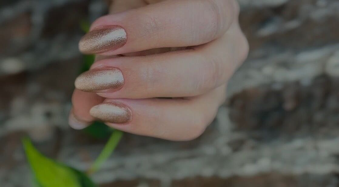 Manucure dorée élégante à Chloé Buire Salon de Beauté & Académie, Saint Philipe, Québec, CA.