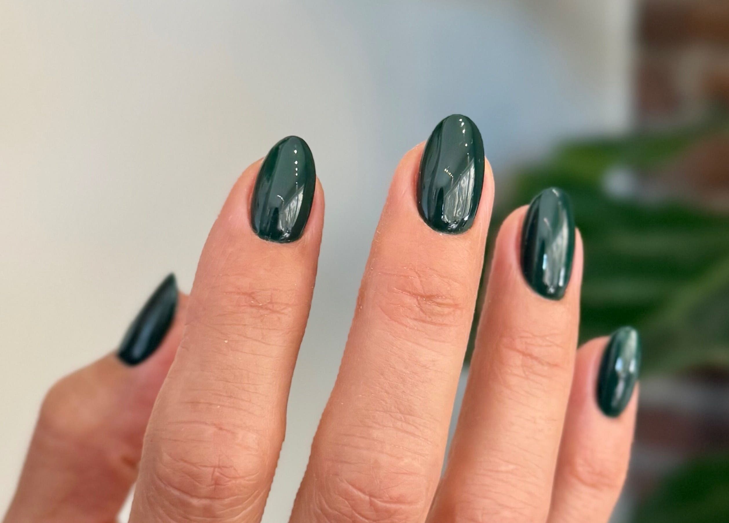 Ongles élégants couleur vert émeraude chez Chloé Buire Salon de Beauté & Académie, Saint Philipe, Québec, CA.