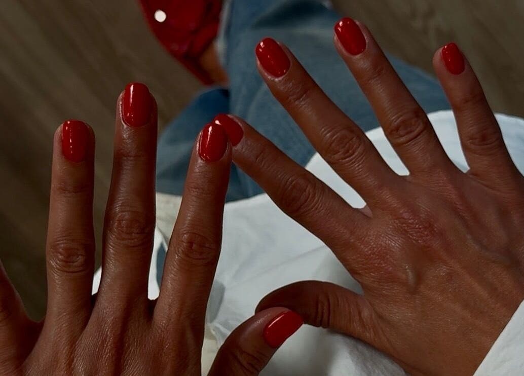 Manucure éclatante au salon Chloé Buire Salon de Beauté & Académie, Saint Philipe, Québec, CA.