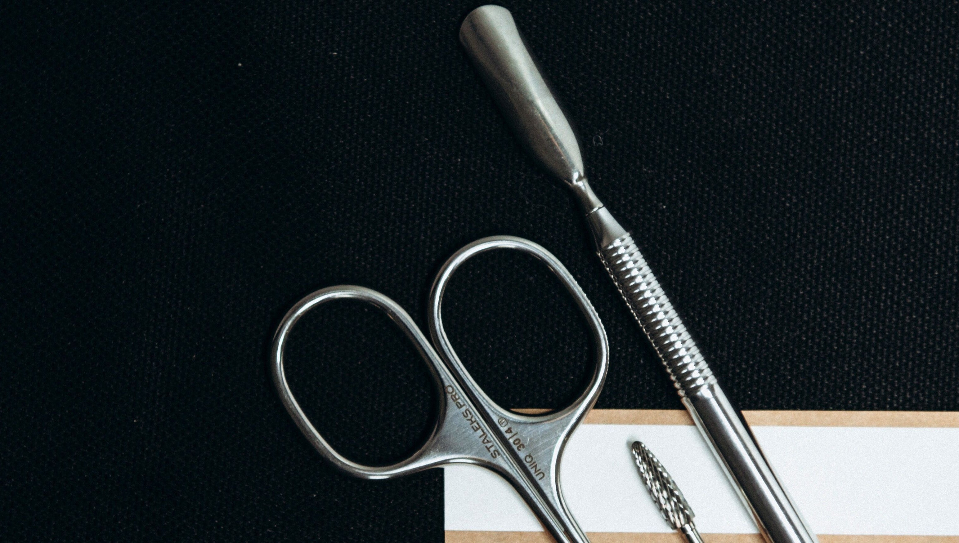 Outils de manucure au Chloé Buire Salon de Beauté & Académie, Saint Philipe, Québec, CA.