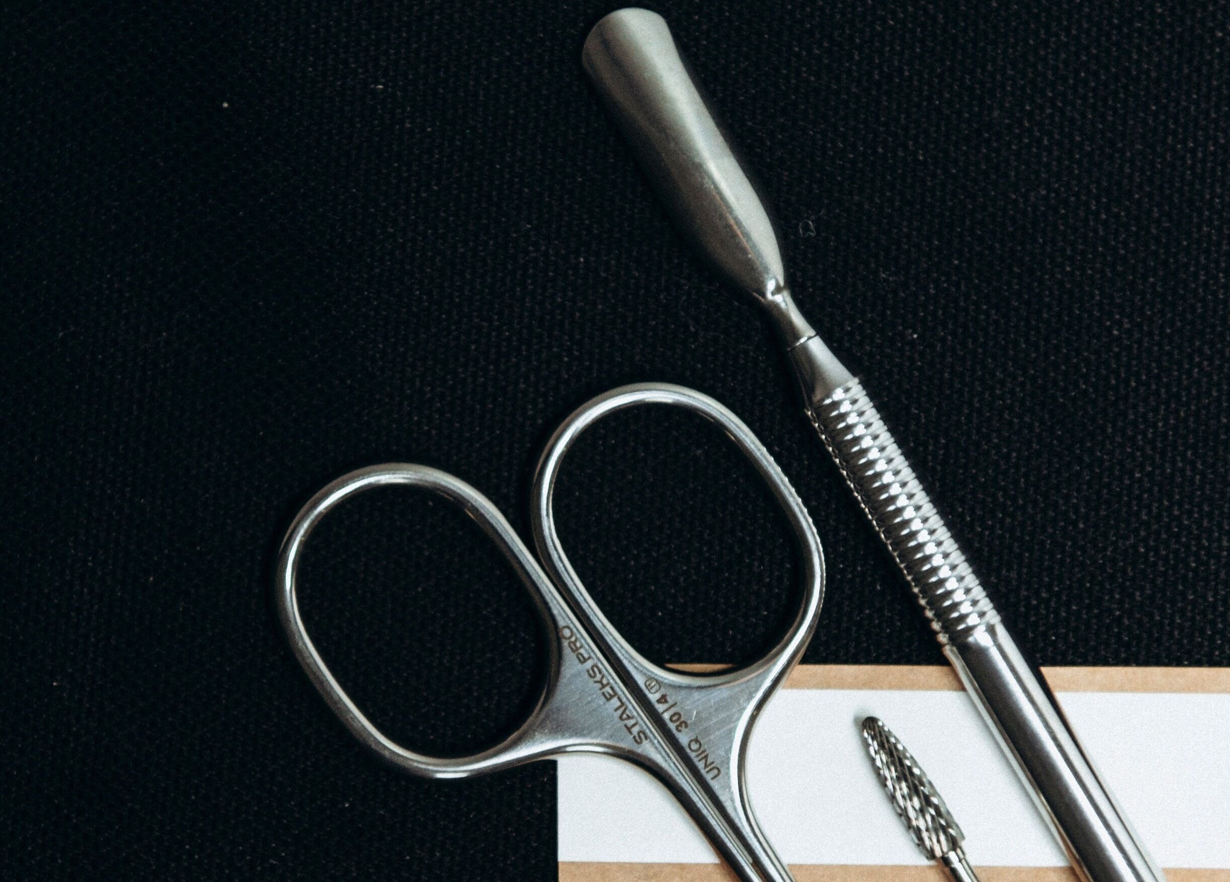 Outils de manucure au Chloé Buire Salon de Beauté & Académie, Saint Philipe, Québec, CA.