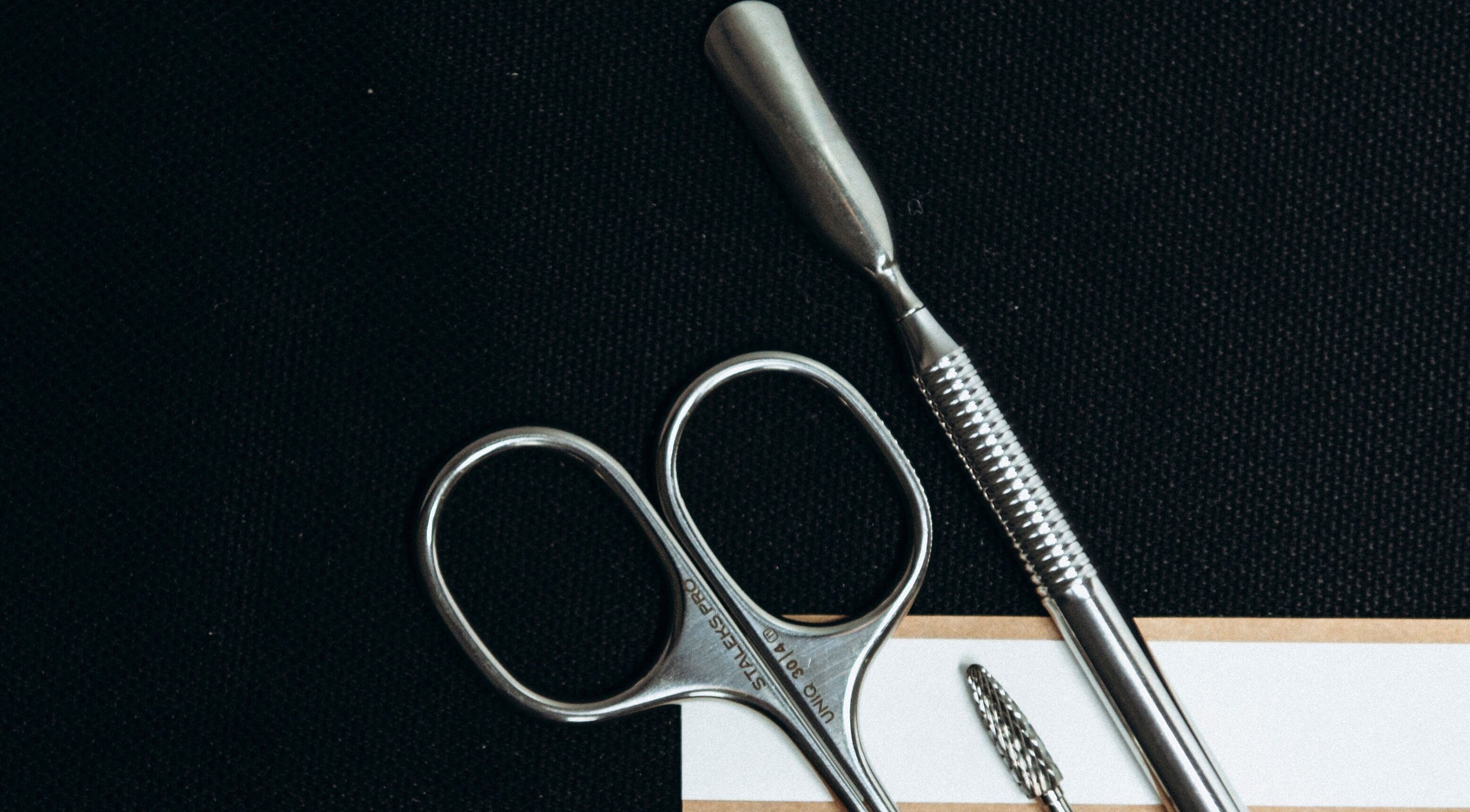 Outils de manucure au Chloé Buire Salon de Beauté & Académie, Saint Philipe, Québec, CA.