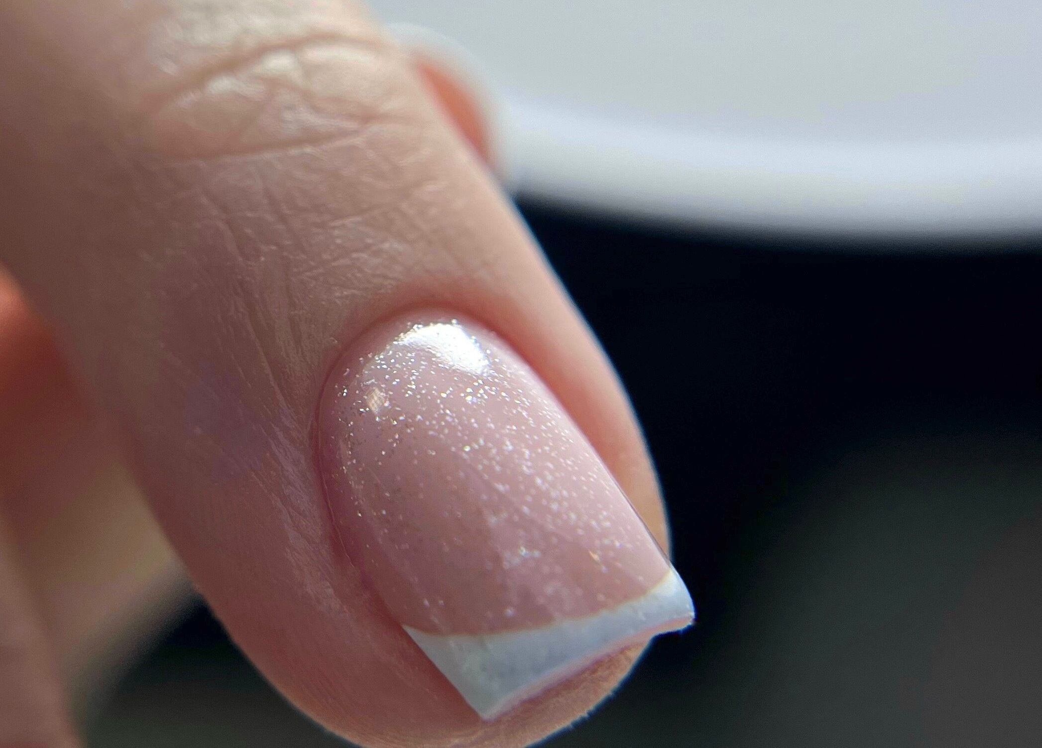 Manucure étincelante à Chloé Buire Salon de Beauté & Académie, Saint Philipe, Québec, CA.