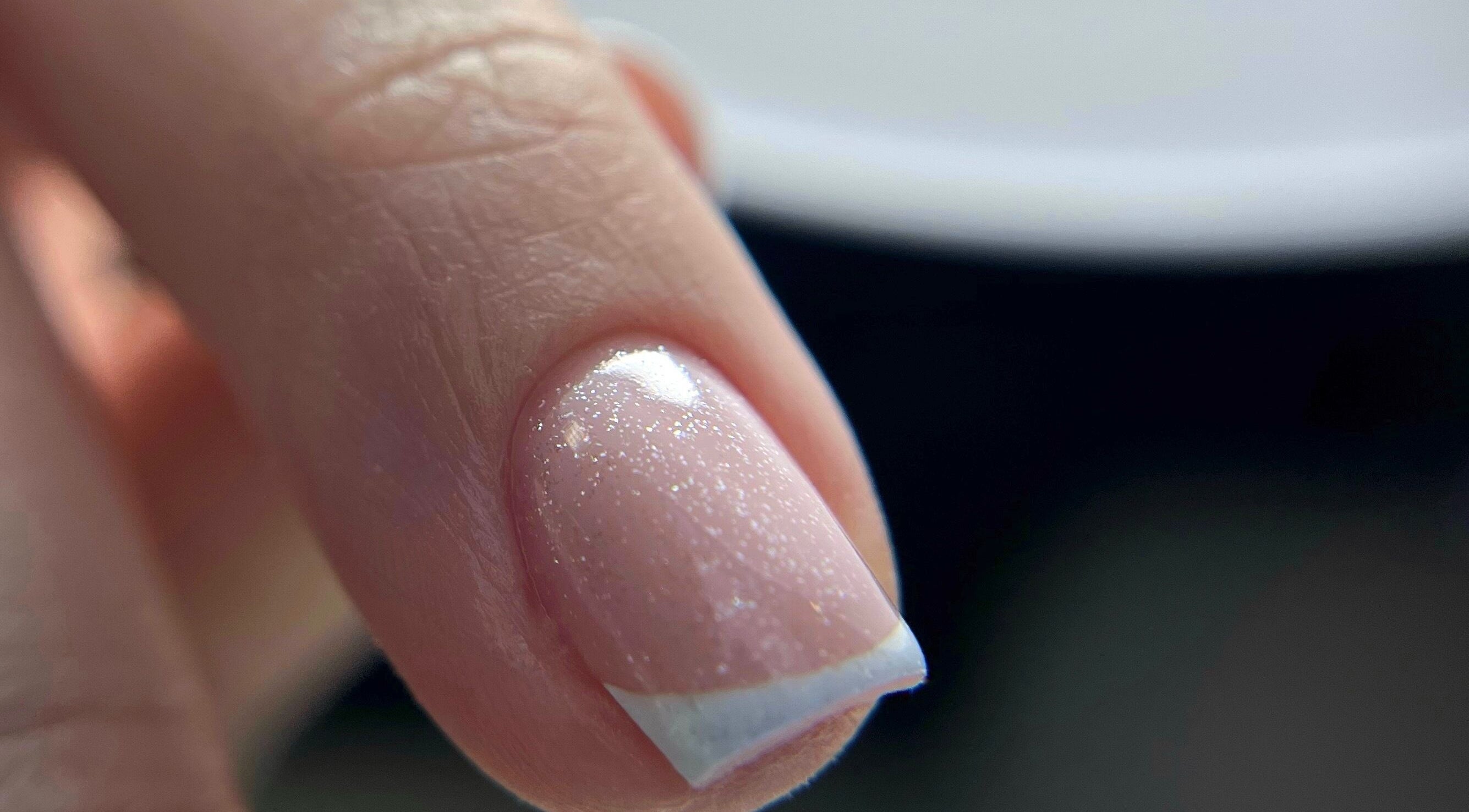 Manucure étincelante à Chloé Buire Salon de Beauté & Académie, Saint Philipe, Québec, CA.