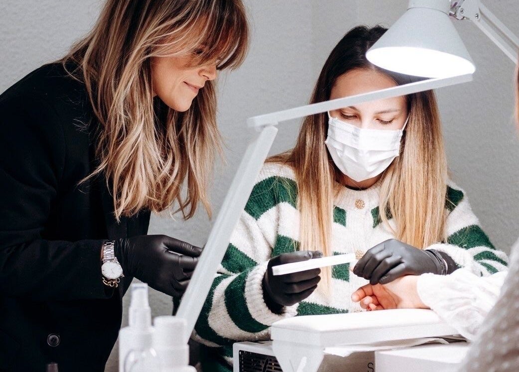 Manucure professionnelle à Chloé Buire Salon de Beauté & Académie, Saint Philipe, Québec, CA.