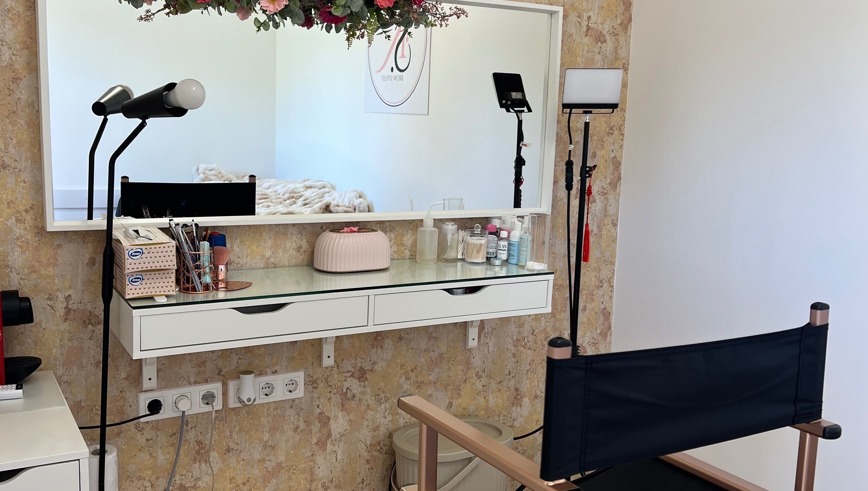 Modern sminkállomás az SK szalonban, Kondoros, HU. Elegáns tükör és világítás.