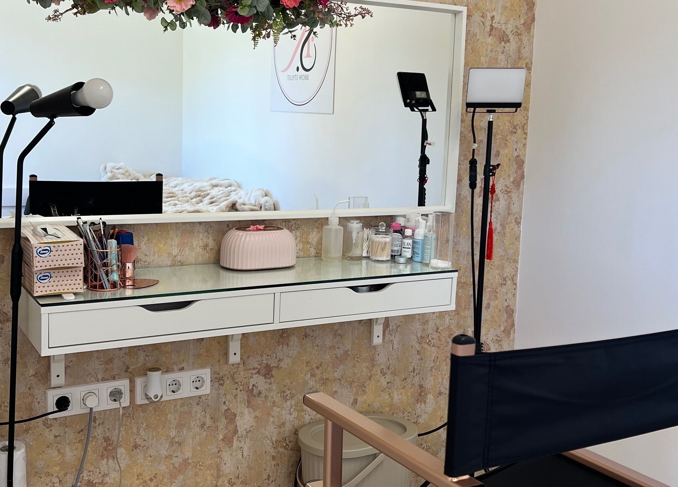 Modern sminkállomás az SK szalonban, Kondoros, HU. Elegáns tükör és világítás.
