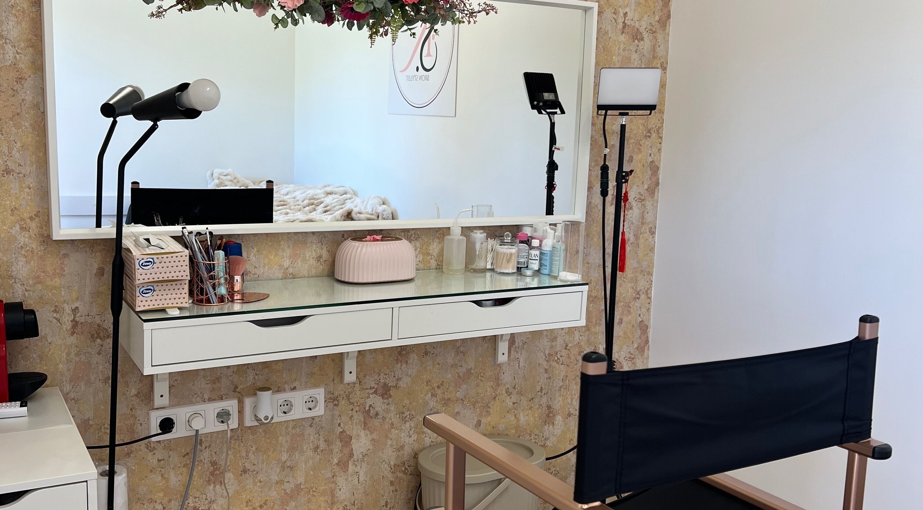 Modern sminkállomás az SK szalonban, Kondoros, HU. Elegáns tükör és világítás.