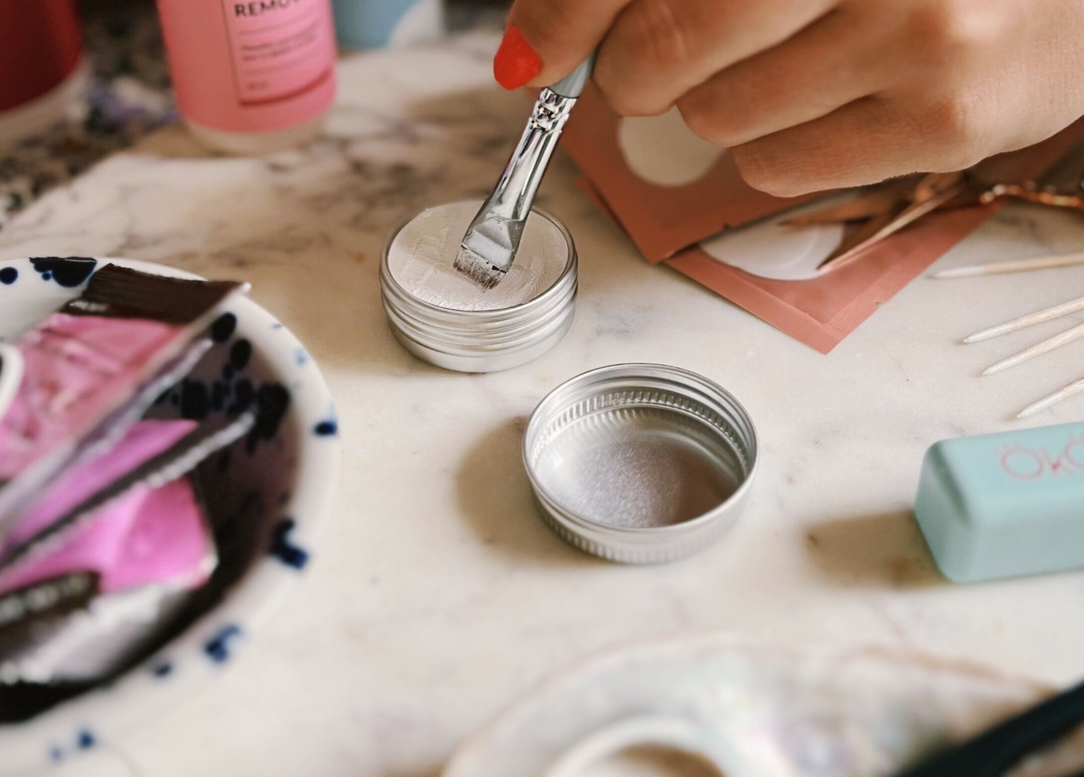 Szépségápolási eszközök asztalon SK szalonban, Kondoros, HU. Manikűreszközök finom ecsettel.