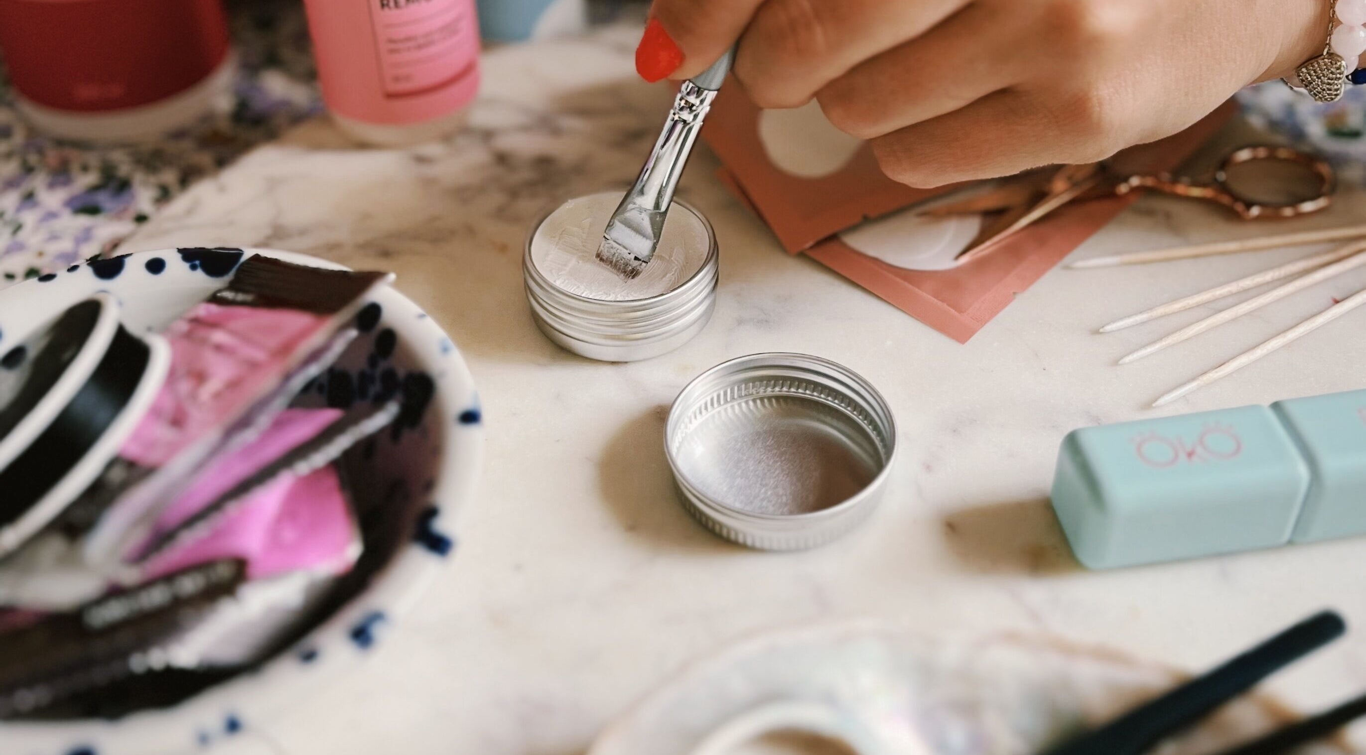 Szépségápolási eszközök asztalon SK szalonban, Kondoros, HU. Manikűreszközök finom ecsettel.