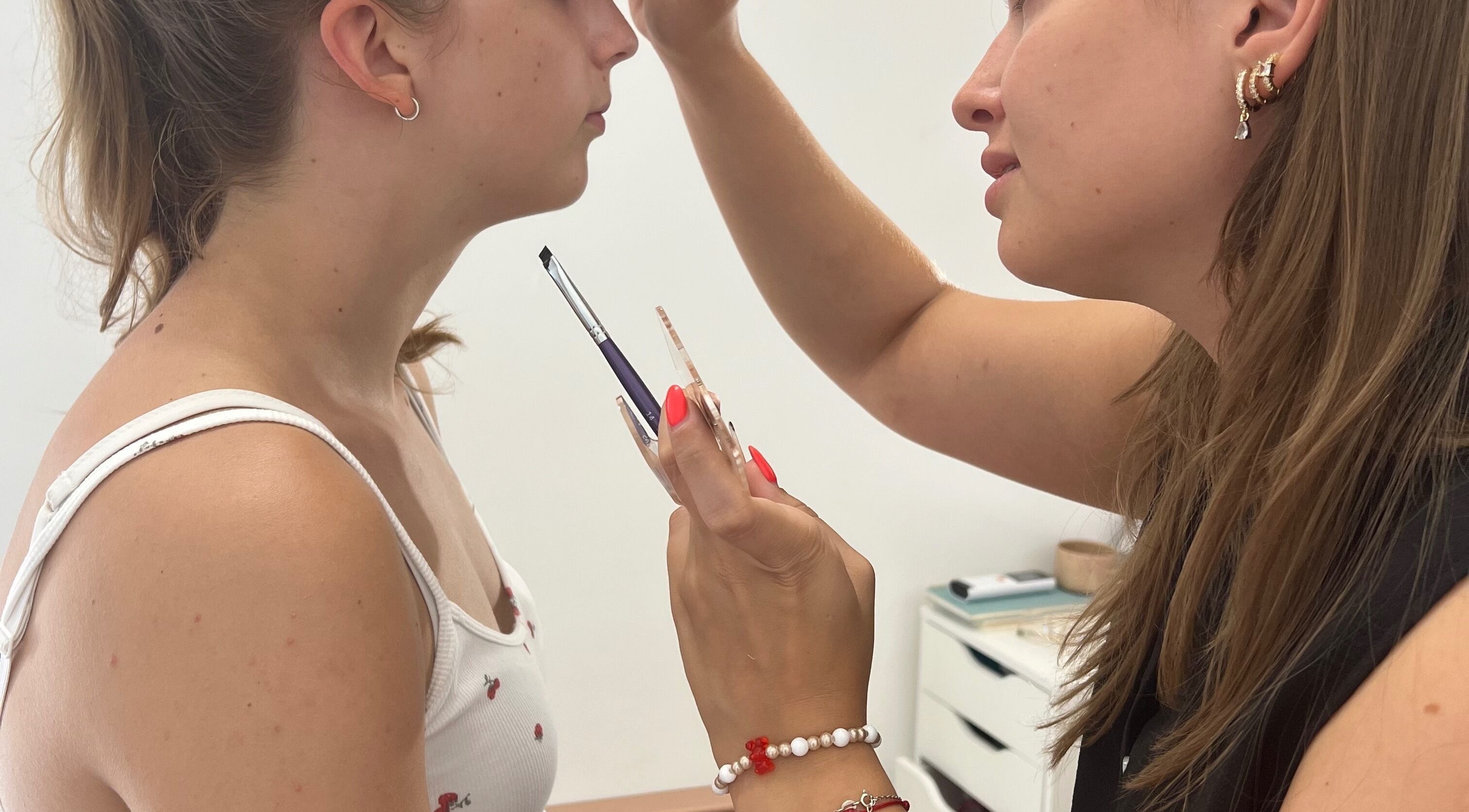 Sminkmester az SK-nál készít egyedi sminket Kondoros, HU címen.