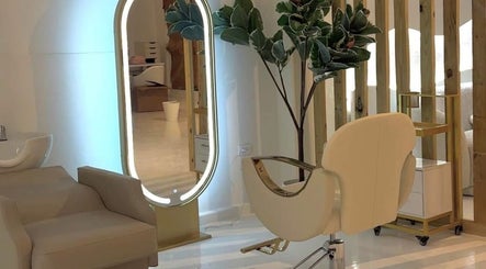 Silla moderna y espejo iluminado en RJ Studio, San Sebastián, San Sebastián, PR.