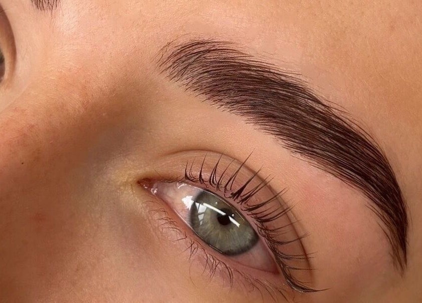 Perfectly shaped eyebrow at Bladed Brow Artistry, Paarl, Western Cape, ZA for a refined beauty look.