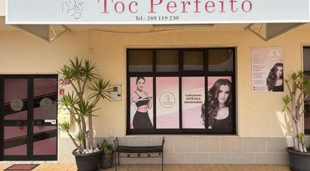 Fachada da Toc Perfeito em Quarteira, Faro, PT de Sonia Ferreira, destacando serviços de beleza e bem-estar.