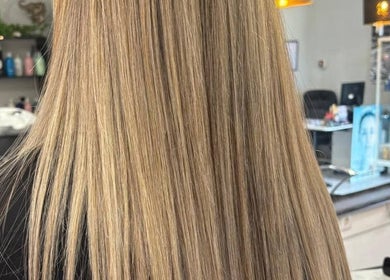 Cabelo liso e brilhante em Sonia Ferreira, Quarteira, Faro, PT.