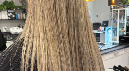 Cabelo liso e brilhante em Sonia Ferreira, Quarteira, Faro, PT.