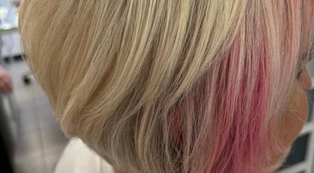 Cabelo loiro com mechas rosa no salão Sonia Ferreira, Quarteira, Faro, PT.