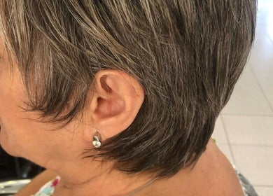 Corte de cabelo curto e moderno no salão Sonia Ferreira, Quarteira, Faro, PT.