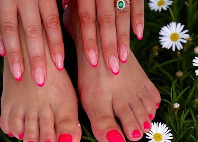 Beleza de mãos e pés com unhas rosa vibrante no Sonia Ferreira, Quarteira, Faro, PT.