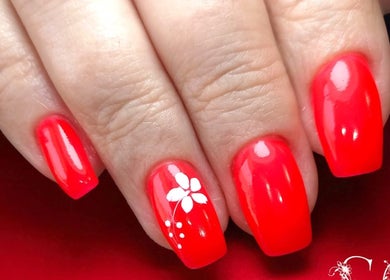 Unhas vermelhas decoradas com flor na Sonia Ferreira, Quarteira, Faro, PT.
