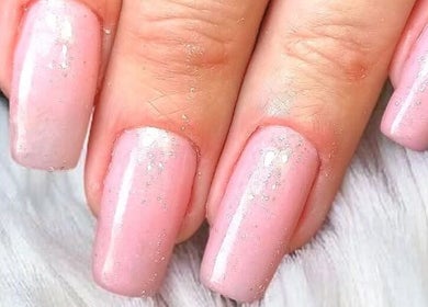Unhas com gel rosa no salão Sonia Ferreira em Quarteira, Faro, PT, destacando beleza e cuidado.