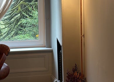 Relaxing corner at Peaches & Pearls Studio, Dundee, Scotland, GB, featuring a window view and decor.