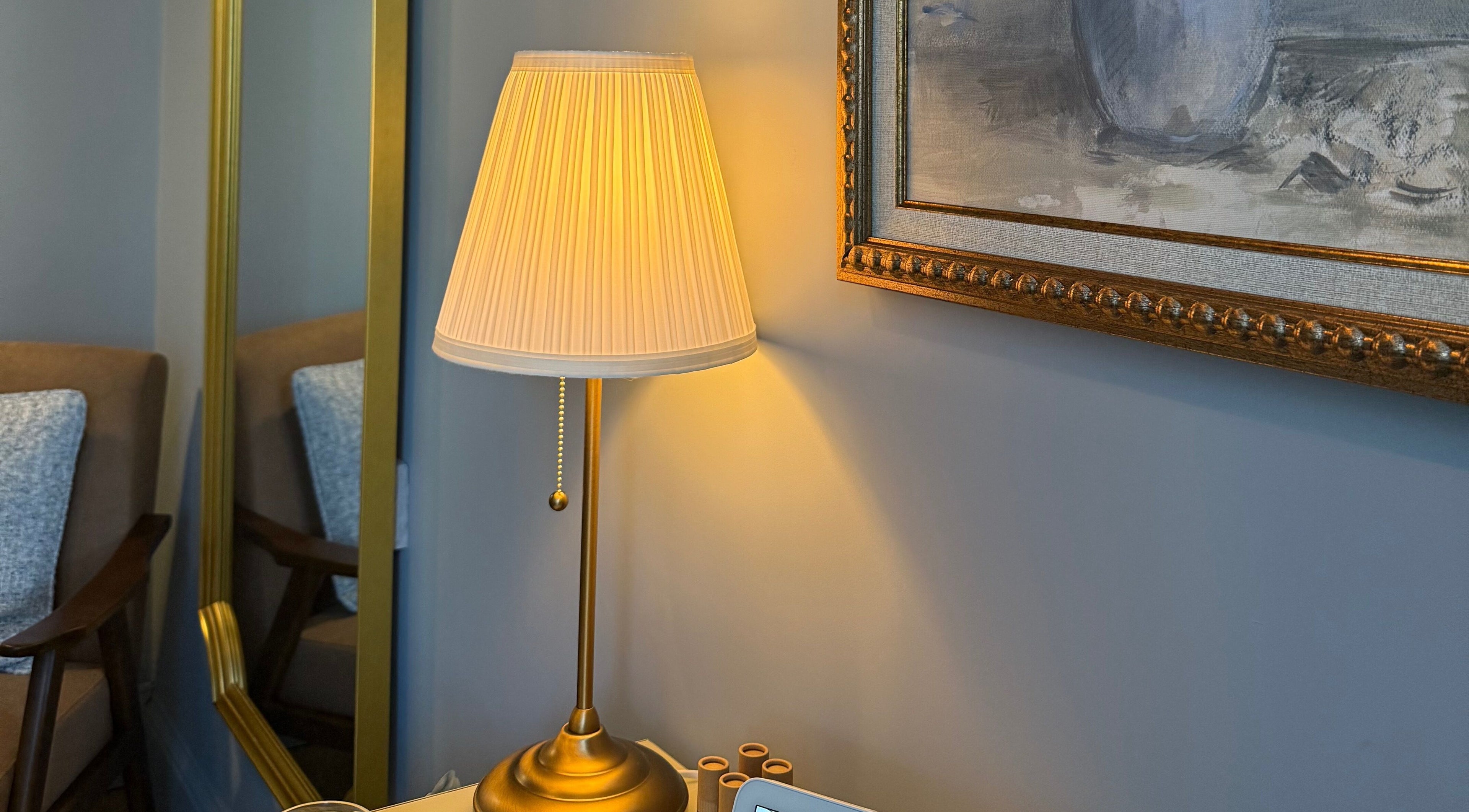 Warm lamp and artwork create a cozy atmosphere at Peaches & Pearls Studio, Dundee, Scotland, GB.