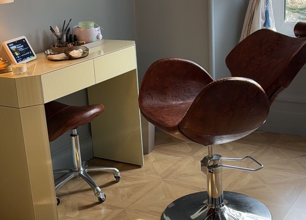 Cozy beauty station at Peaches & Pearls Studio, Dundee, Scotland, GB, featuring a chic brown chair.