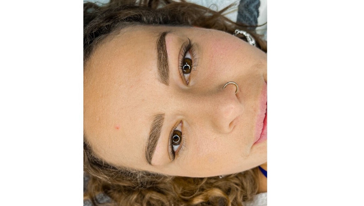 Perfectly shaped eyebrows at Studio Brows and Lashes in Gqeberha, Eastern Cape, ZA, showcasing expert beauty.