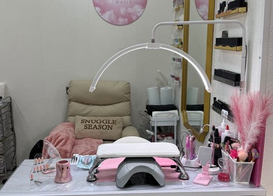 Estilizado espacio de uñas en Maty Lashes and Beauty, Londres, Inglaterra, GB, con lámpara y herramientas.