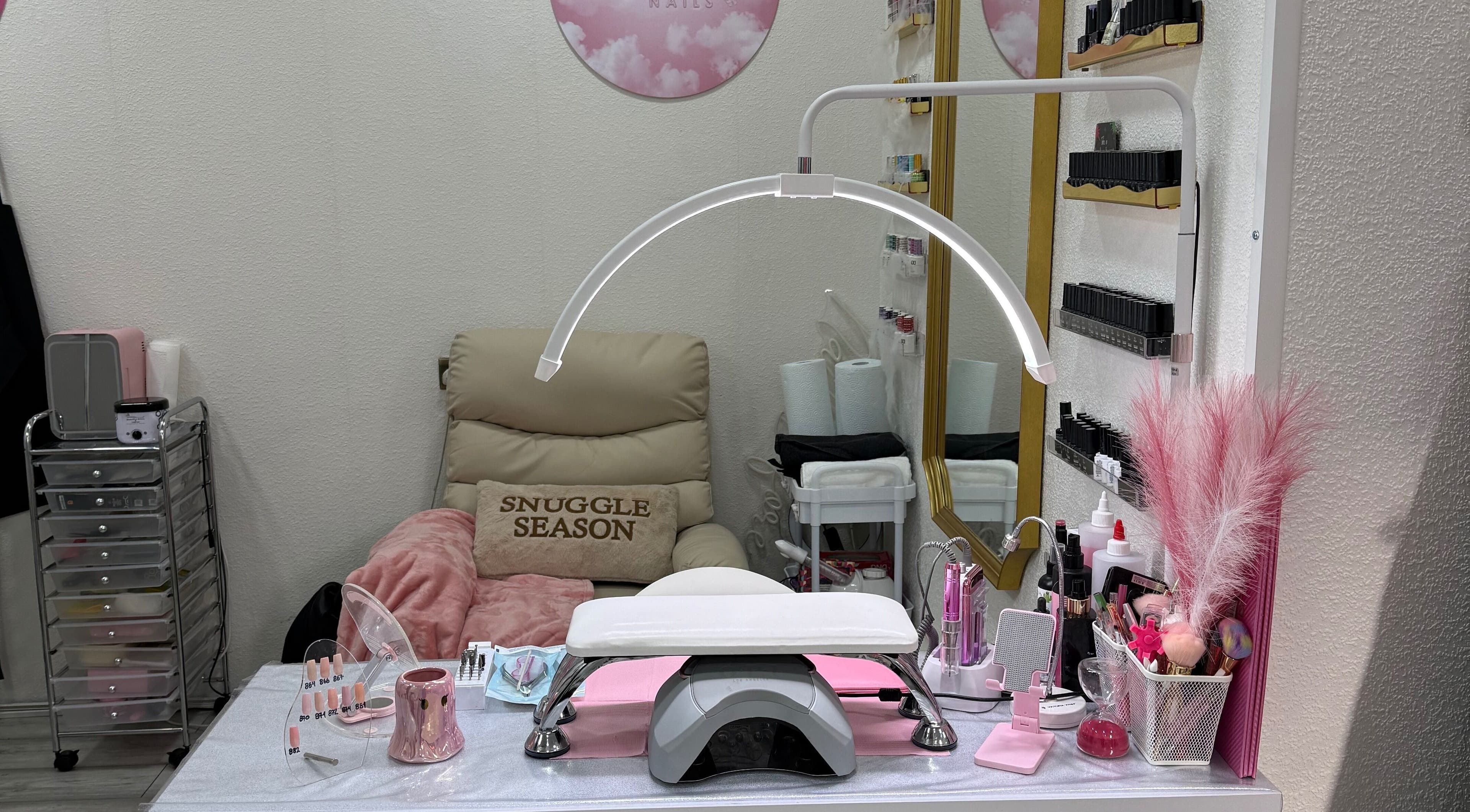 Estilizado espacio de uñas en Maty Lashes and Beauty, Londres, Inglaterra, GB, con lámpara y herramientas.