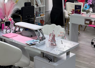 Interior de Maty Lashes and Beauty en Londres, Inglaterra, GB. Mostrando una elegante estación de manicura.