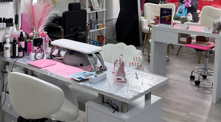 Interior de Maty Lashes and Beauty en Londres, Inglaterra, GB. Mostrando una elegante estación de manicura.