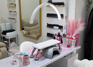 Estación de belleza en Maty Lashes and Beauty, Londres, Inglaterra, GB con accesorios de uñas elegantes.