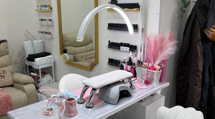 Estación de belleza en Maty Lashes and Beauty, Londres, Inglaterra, GB con accesorios de uñas elegantes.