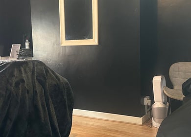 Relaxing treatment room at Haru Beauty (Salon base), Wigan, England, GB with black décor and modern elements.