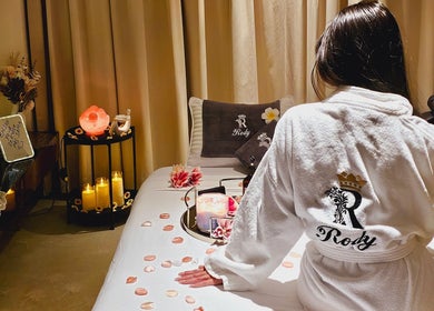 Relaxing setup at Rody Luxury Home Spa in Dubai, Dubai, AE with candles and floral decor.