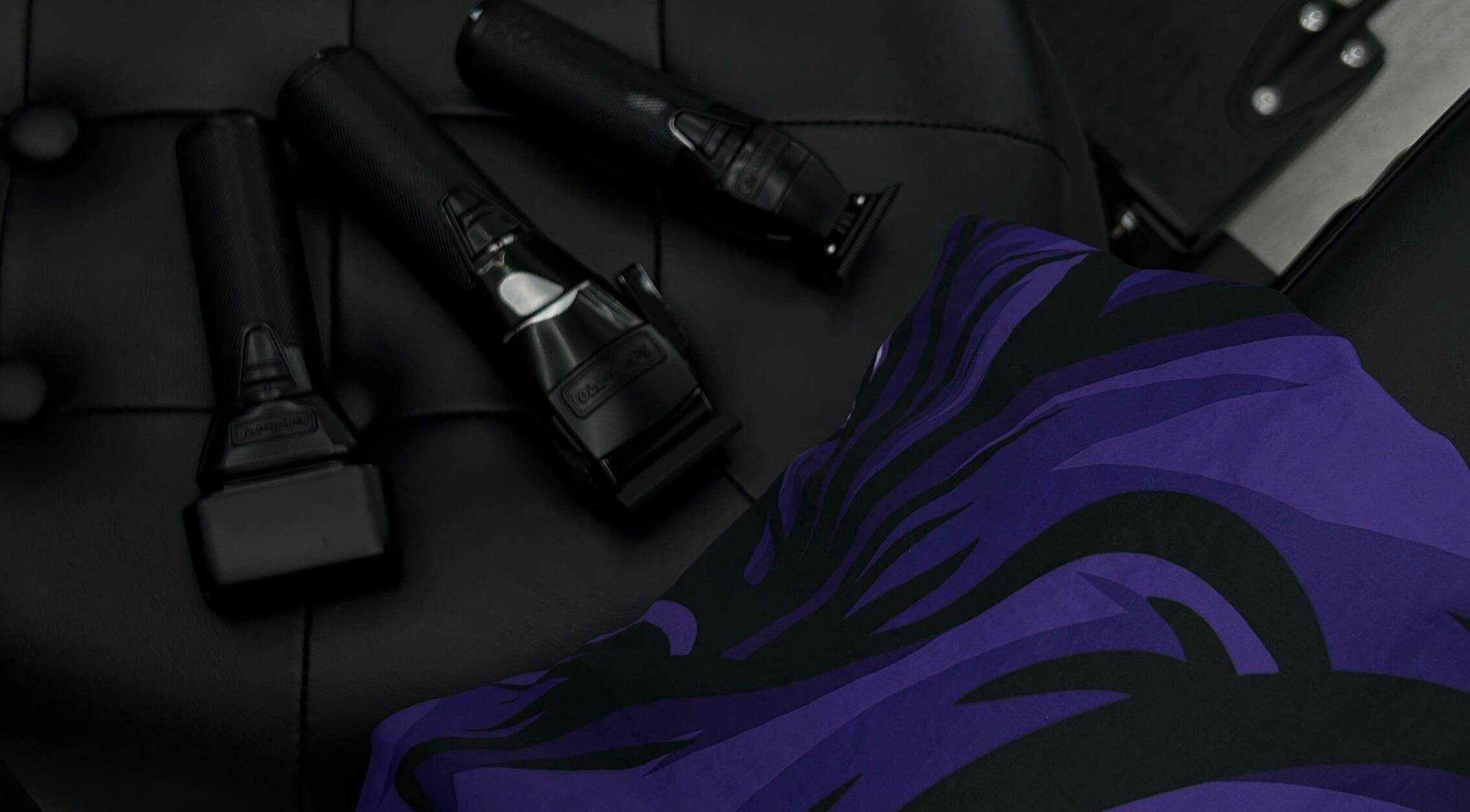 Instrumentos de barbería en Ryuk Barber, Chimbote, Áncash, PE. Herramientas profesionales sobre cuero negro.